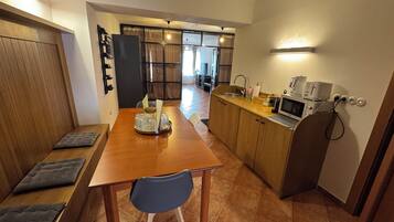 Comfort Apartment, 2 Bedrooms, City View | Dining