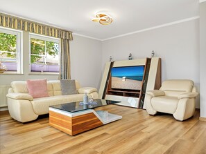 TV - "Haus Blauer Schwede" Vacation Home with Three Bedrooms and a Terrace in Kaltenhof (Insel Poel / Kaltenhof)