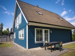 Outdoor dining - "Haus Blauer Schwede" Vacation Home with Three Bedrooms and a Terrace in Kaltenhof (Insel Poel / Kaltenhof)
