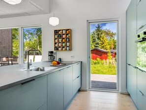 Kühlschrank, Mikrowelle, Geschirrspüler, Kochgeschirr/Geschirr/Besteck