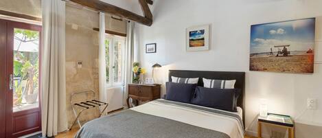 Iron/ironing board, WiFi, bed sheets