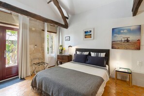 Iron/ironing board, WiFi, bed sheets