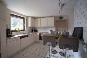 Wasserkocher mit Kaffee-/Teezubehör, Kühlschrank, Mikrowelle, Ofen