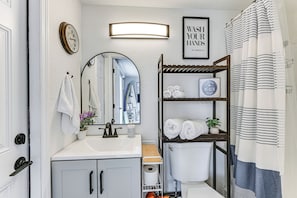 Hair dryer, towels - Boat Dock Access! Pet-Friendly Studio in Hudson (Hudson)