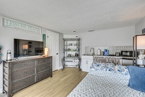Iron/ironing board, Internet, bed sheets - Boat Dock Access! Pet-Friendly Studio in Hudson (Hudson)
