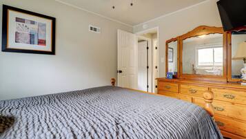 Iron/ironing board, Internet, bed sheets, wheelchair access