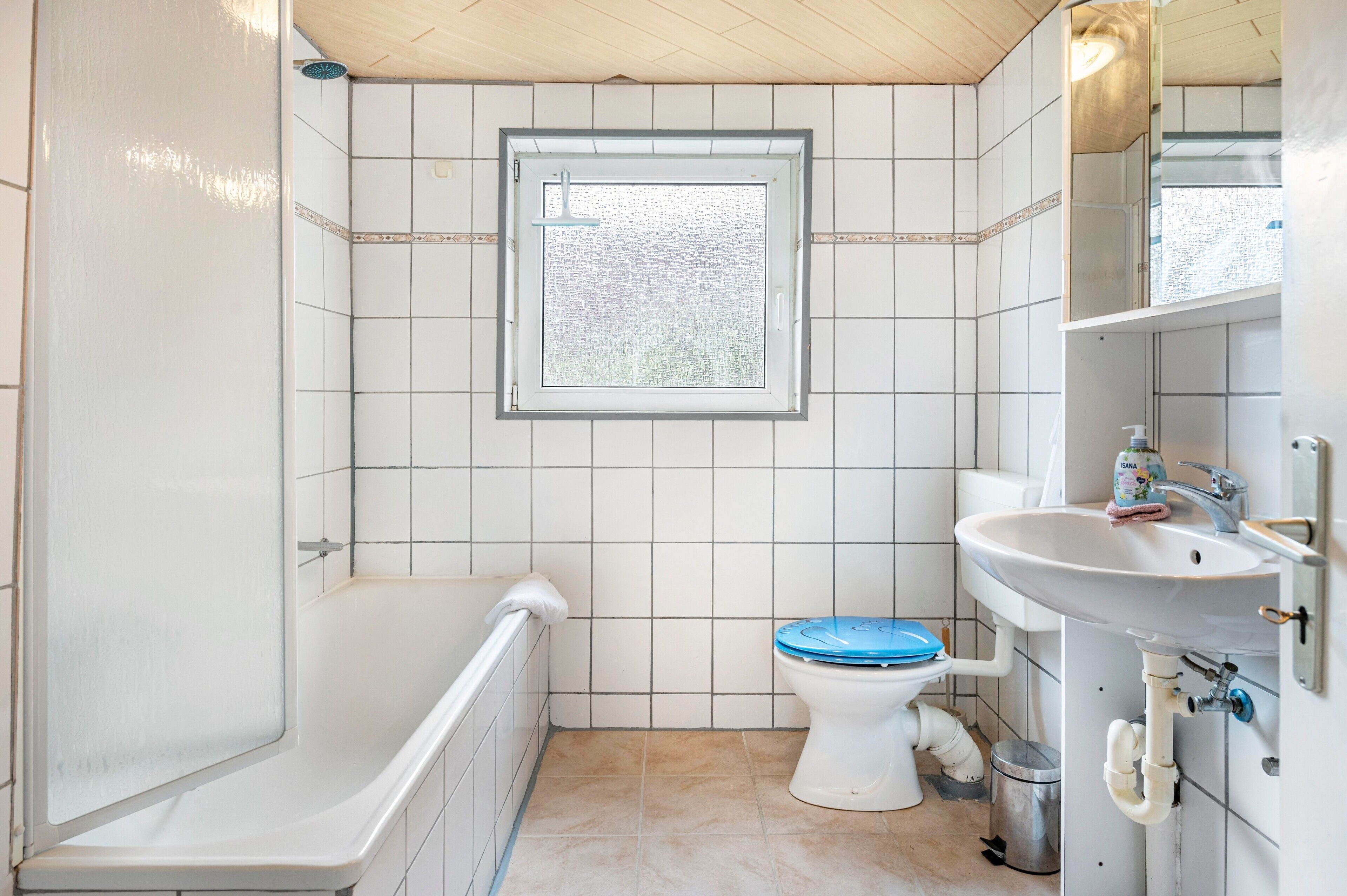 Ein Badezimmer mit Badewanne, Toilette und Waschbecken.