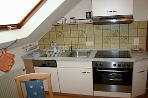 Wasserkocher mit Kaffee-/Teezubehör, Kühlschrank, Mikrowelle, Ofen