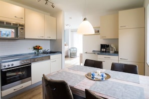 Coffee/tea maker, fridge, microwave, oven - Holiday apartment with 1 bedroom (Lemkenhafen)
