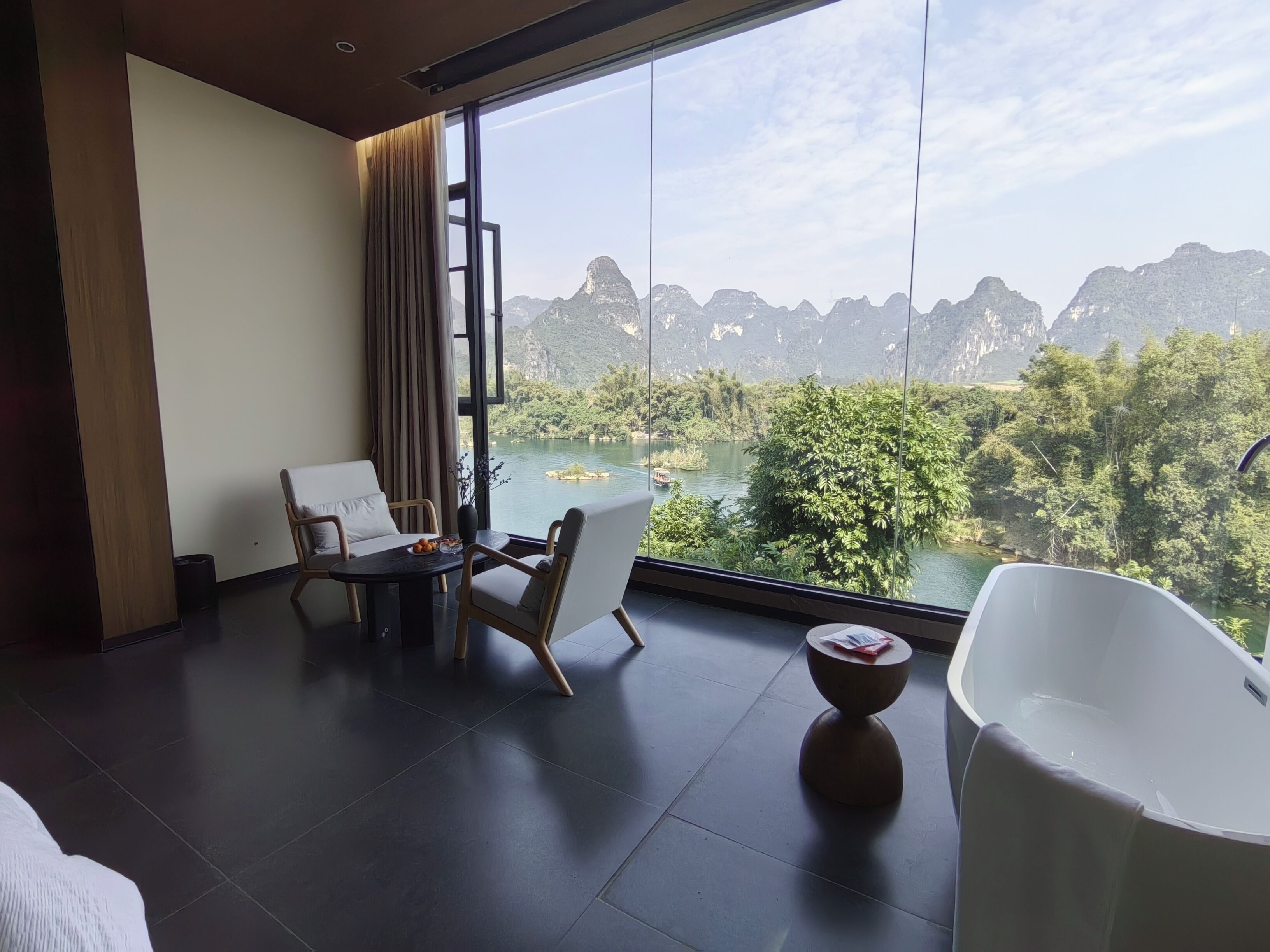 ห้องโรแมนติกดับเบิล | เครื่องนอนระดับพรีเมียม, ผ้านวมขนเป็ด, ห้องพักตกแต่งอย่างมีเอกลักษณ์