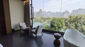 ห้องโรแมนติกดับเบิล | เครื่องนอนระดับพรีเมียม, ผ้านวมขนเป็ด, ห้องพักตกแต่งอย่างมีเอกลักษณ์