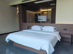 Luxury Double Room, Hill View | Meja, ruang kerja komputer riba, Wi-fi percuma 