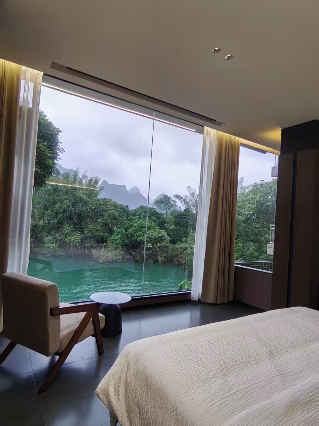 Luxury Double Room, Hill View | Meja, ruang kerja komputer riba, Wi-fi percuma 