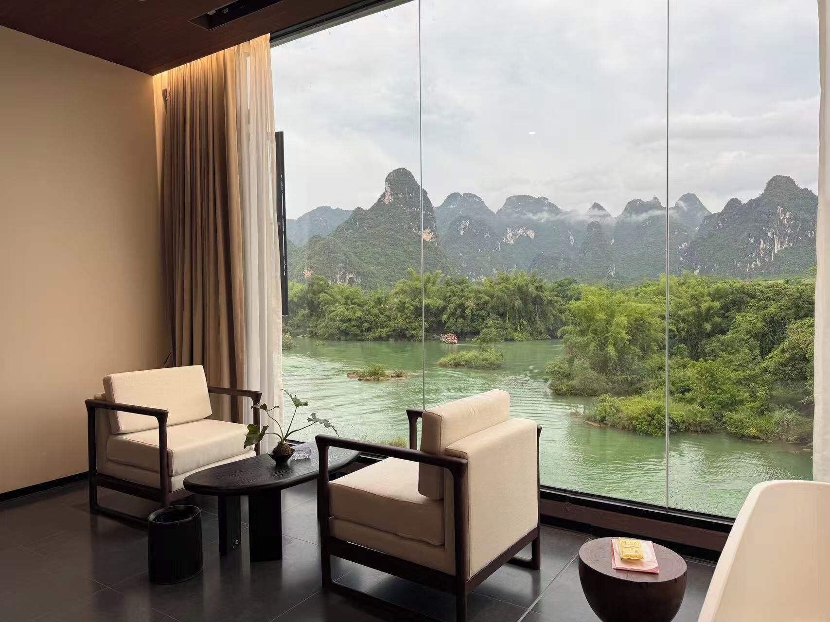 ห้องโรแมนติกดับเบิล | เครื่องนอนระดับพรีเมียม, ผ้านวมขนเป็ด, ห้องพักตกแต่งอย่างมีเอกลักษณ์