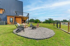 Outdoor dining - A frame Family Escape with Water Views (Oak Point)