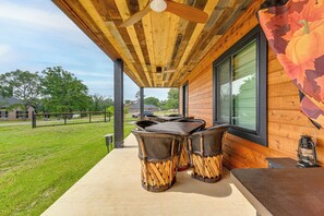 Outdoor dining - A frame Family Escape with Water Views (Oak Point)