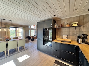 Kjøleskap, mikrobølgeovn, ovn og oppvaskmaskin