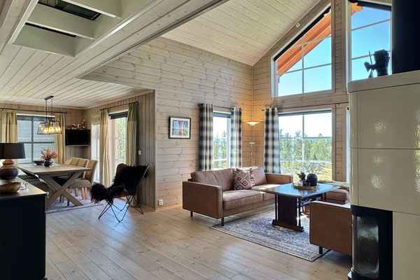 The large windows lets in lots of natural lights and gives the cabin a beautiful atmosphere no matter the season!