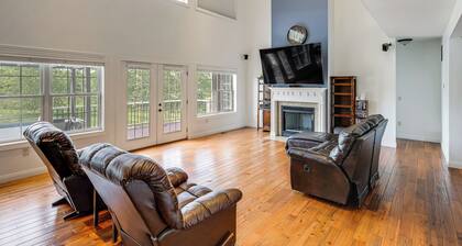 Spacious Group Getaway Near Cincinnati and Dayton