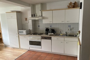 Wasserkocher mit Kaffee-/Teezubehör, Kühlschrank, Mikrowelle, Ofen