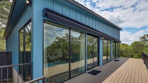 Ein modernes Gebäude mit großen Glasfenstern und einer Holzterrasse.