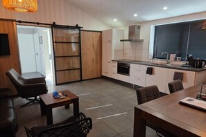 Coffee/tea maker, fridge, microwave, oven - Bungalow in Dirkshorn with garden (Dirkshorn)