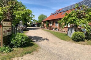 Property grounds - Poeler Findling holiday farm (Timmendorf \/ Insel Poel)