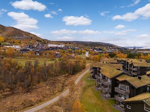 A town with buildings, a road, and autumn foliage. - Geilotunet Apartment (Hol)