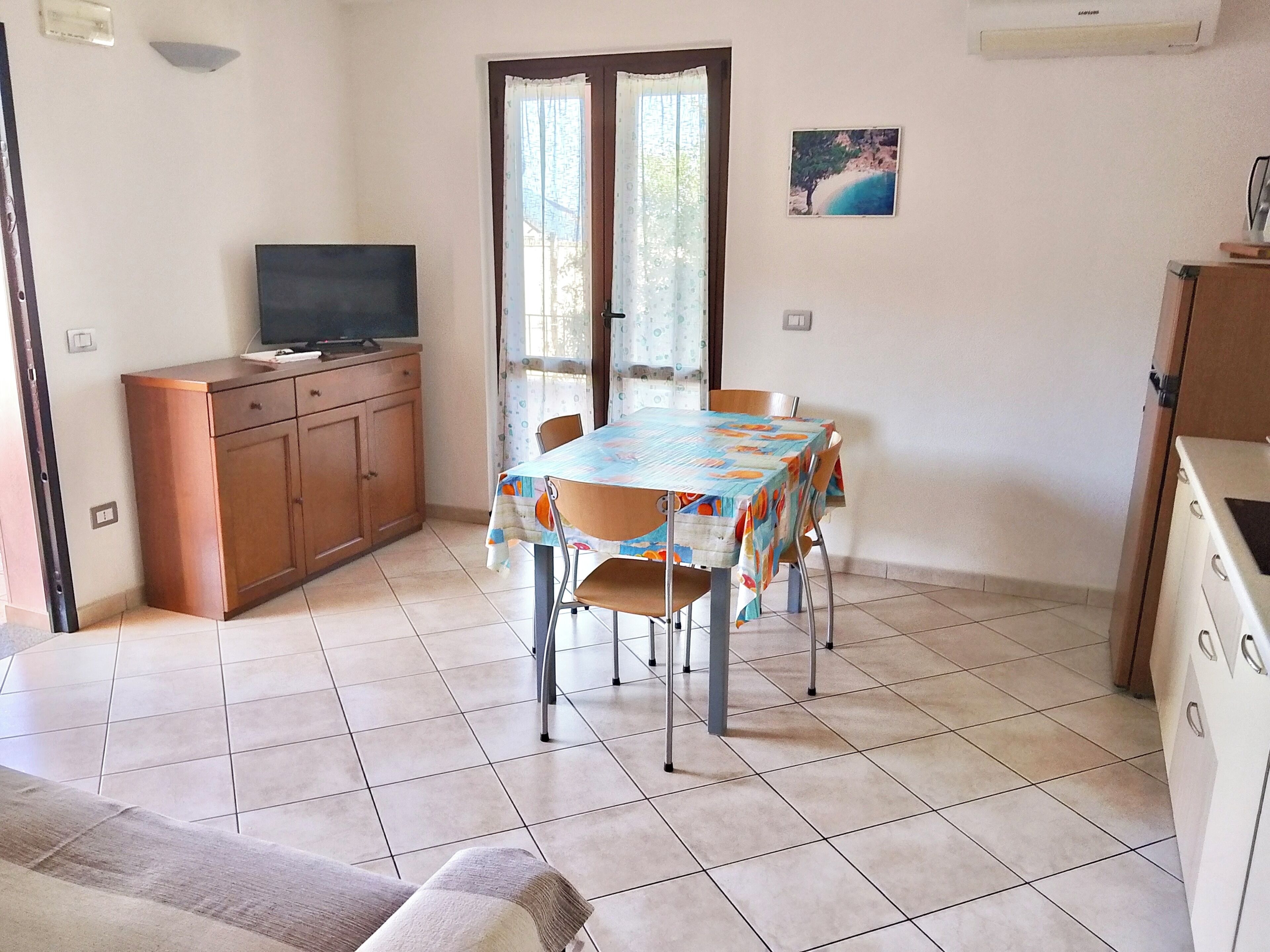 Familienapartment | Wohnbereich | 24-Zoll-Flachbildfernseher mit Kabelempfang