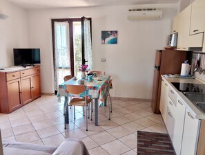Familienapartment | Wohnbereich | 24-Zoll-Flachbildfernseher mit Kabelempfang