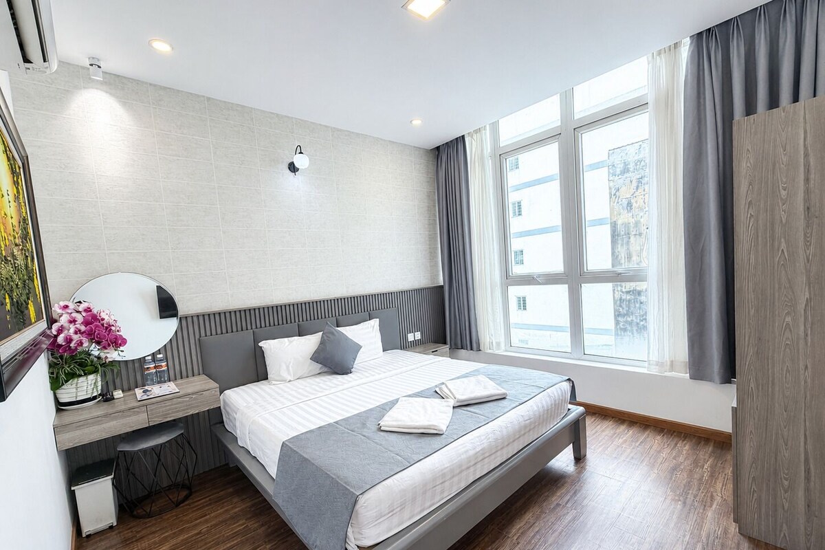 Deluxe kamer, uitzicht op stad | Een kluis op de kamer, een bureau, verduisterende gordijnen