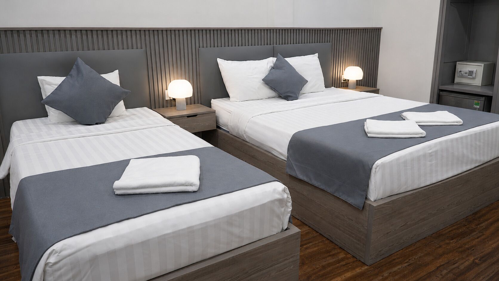 Zimmersafe, Schreibtisch, Verdunkelungsvorhänge, schallisolierte Zimmer