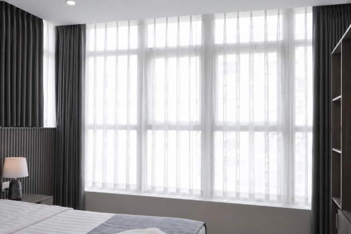 Deluxe-huone, kaupunkinäköala | Tallelokero huoneessa, työpöytä, pimennysverhot, äänieristys