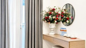 Deluxe vierpersoonskamer, uitzicht op stad | Interieur
