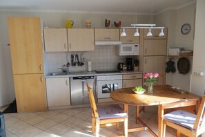 Wasserkocher mit Kaffee-/Teezubehör, Kühlschrank, Mikrowelle, Ofen
