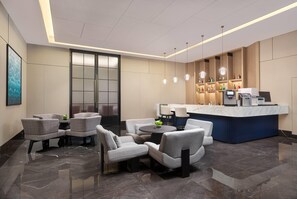 A modern lobby with seating, a reception desk, and a bar area. - Days Hotel by Wyndham Jinhua Jindong (Wenzhou)