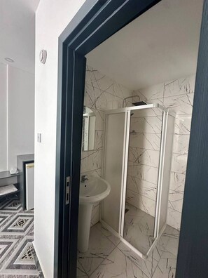 Basic Tek Büyük Yataklı Oda, Balkon | Banyo