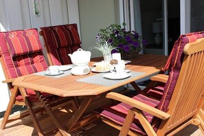 Outdoor dining - Holiday apartment with 2 bedrooms (Graal-Müritz)