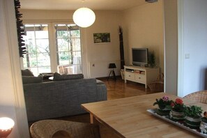 Smart TV, fireplace, DVD player, books - in the Sundevit house (Sundhagen \/ OT Reinberg)