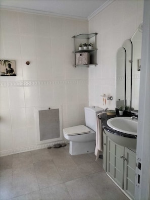 Bathroom - Vrbo Property (villaviciosa)