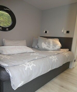 Free WiFi, bed sheets - Houseboat in Pölich with swimming pool (Pölich)