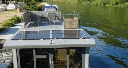 Hausboot in Pölich mit Schwimmbecken