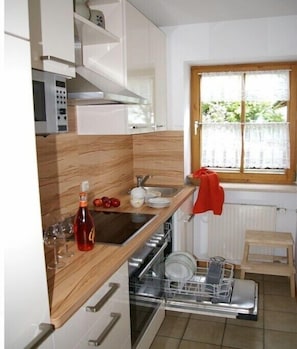 Wasserkocher mit Kaffee-/Teezubehör, Kühlschrank, Mikrowelle, Ofen