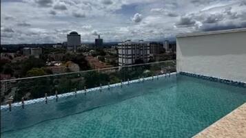 Una piscina al aire libre