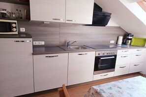 Wasserkocher mit Kaffee-/Teezubehör, Kühlschrank, Mikrowelle, Ofen