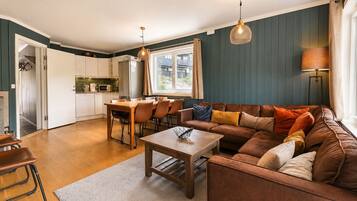 Ein modernes Wohnzimmer mit einer Couch, einem Couchtisch und einem Essbereich.
