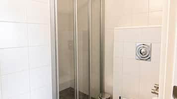 Een douche, handdoeken