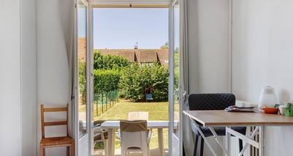 Bed and Breakfast 'La Chambre Mancelle' with Shared Terrace, Shared Garden and Wi-Fi
