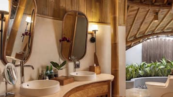 Two Storey Pool Villa | Badezimmer | Badewanne und Dusche (separat), kostenlose Toilettenartikel