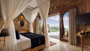Un dormitorio con cama de dosel, televisor y vistas al exterior.